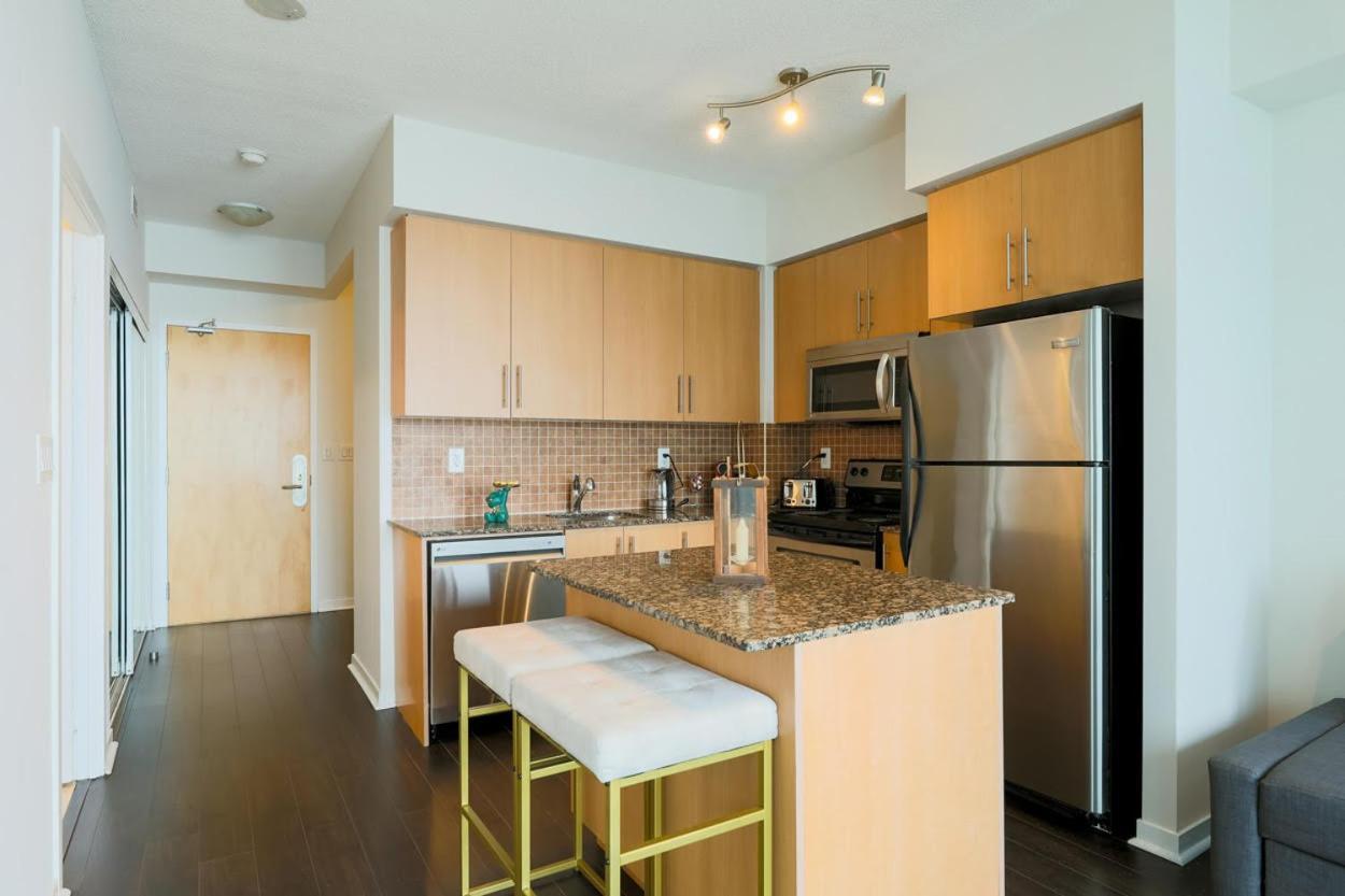 Skyline Elegance Condo Toronto Bagian luar foto