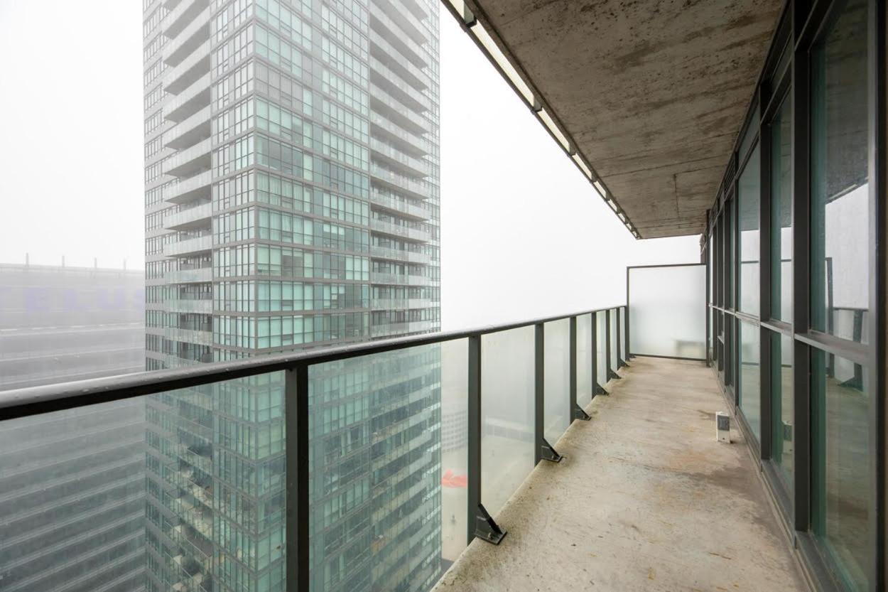Skyline Elegance Condo Toronto Bagian luar foto