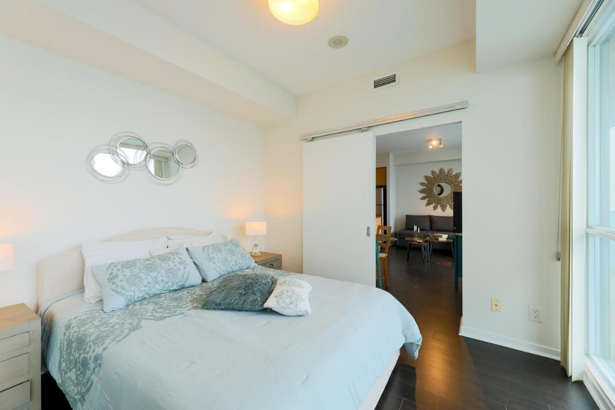 Skyline Elegance Condo Toronto Bagian luar foto