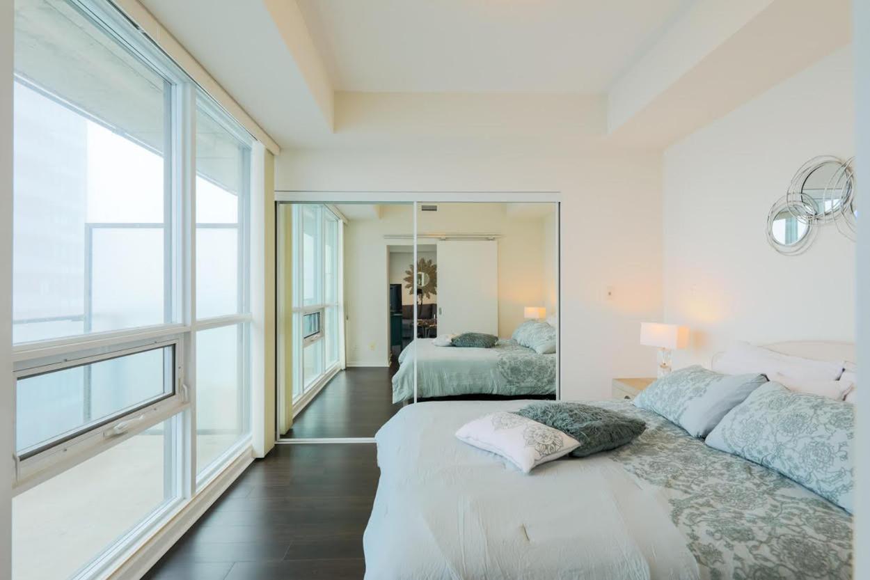 Skyline Elegance Condo Toronto Bagian luar foto